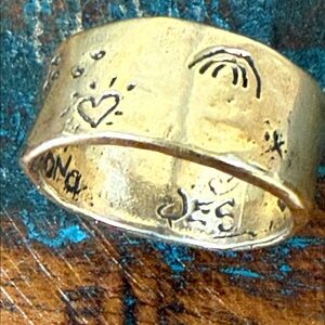 Jes MaHarry “Strength Ring” in yellow gold. New in box.